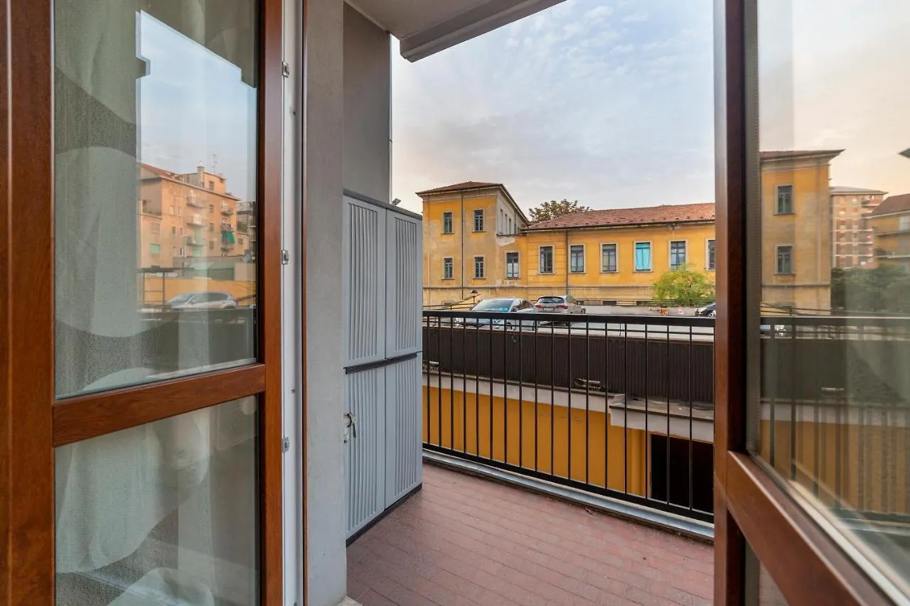 Milano Cosy Apt With Balcony!